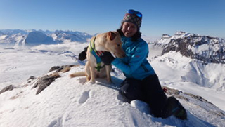 Alexandra Meier mit Hund im Schnee
